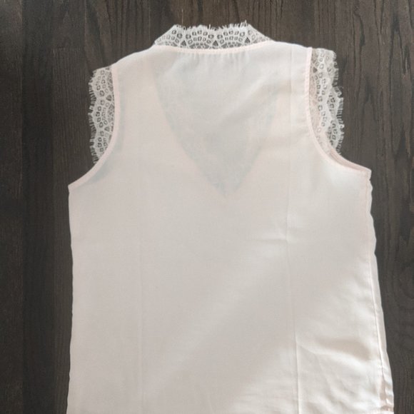 Sleeveless V-neck Blouses with lace - Picture 3 of 5